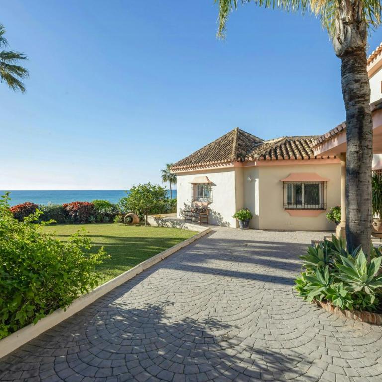 Frontline beachside villa with a private pool - Maison de Vacances - 35