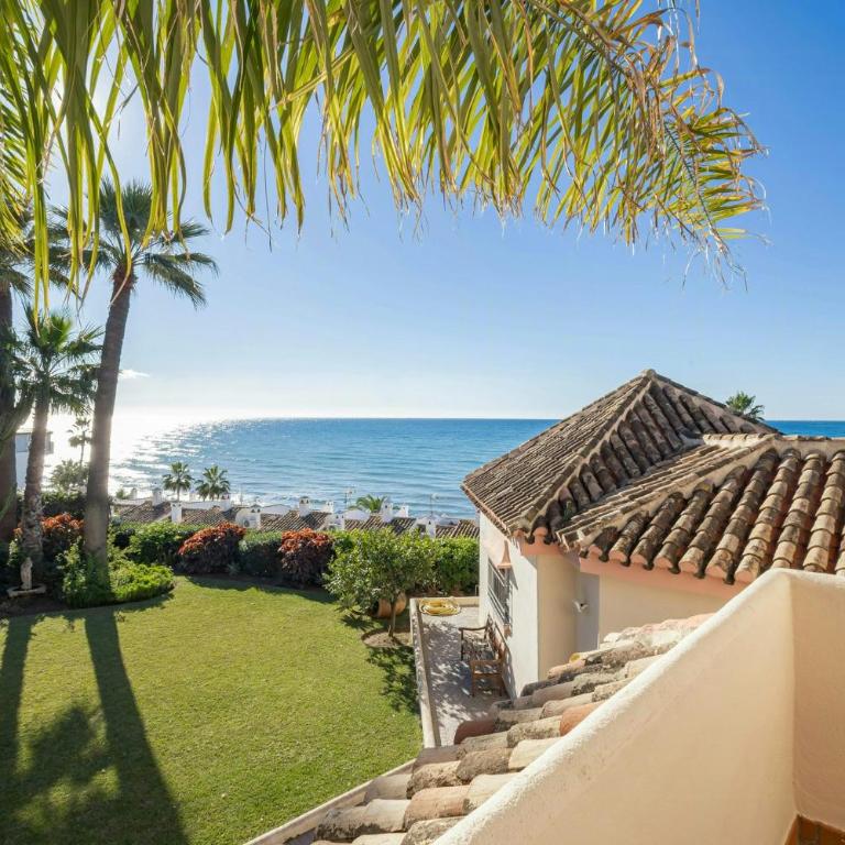 Frontline beachside villa with a private pool - Maison de Vacances - 33