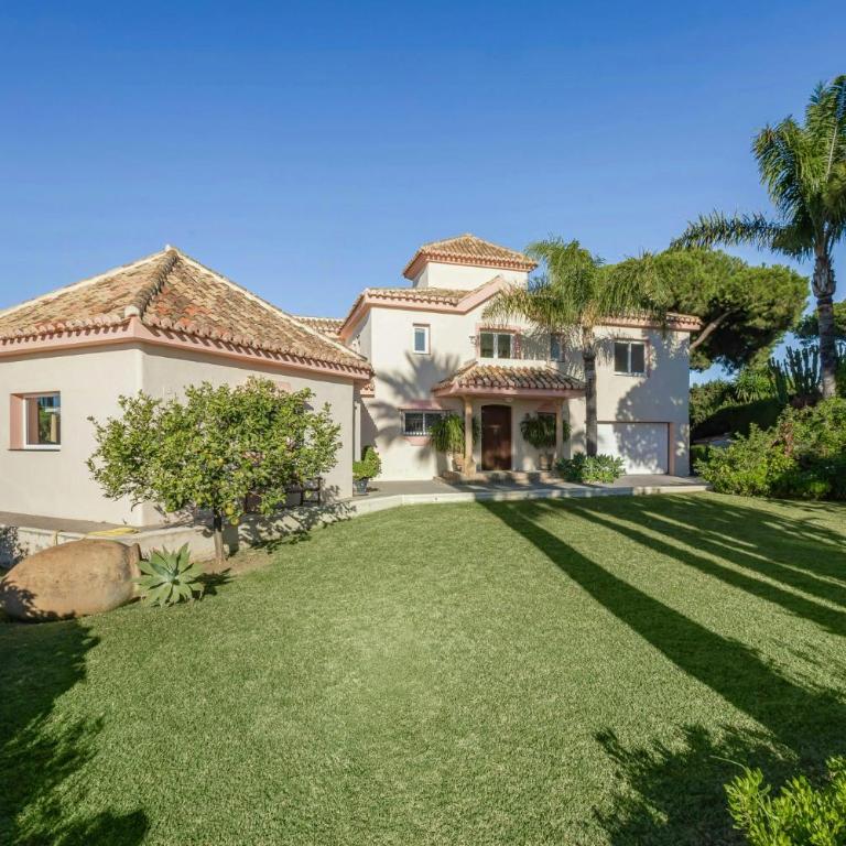 Frontline beachside villa with a private pool - Maison de Vacances - 38
