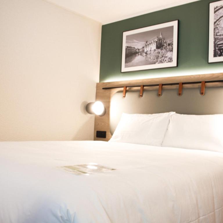 Campanile Annecy - Cran Gevrier - Chambre Double Supérieure avec 1 Lit Double et 1 Lit Junior - 1