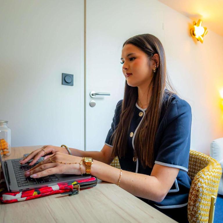 Ibis Styles Nantes Centre Place Graslin - Room with One Double Bed and Sofa - 5