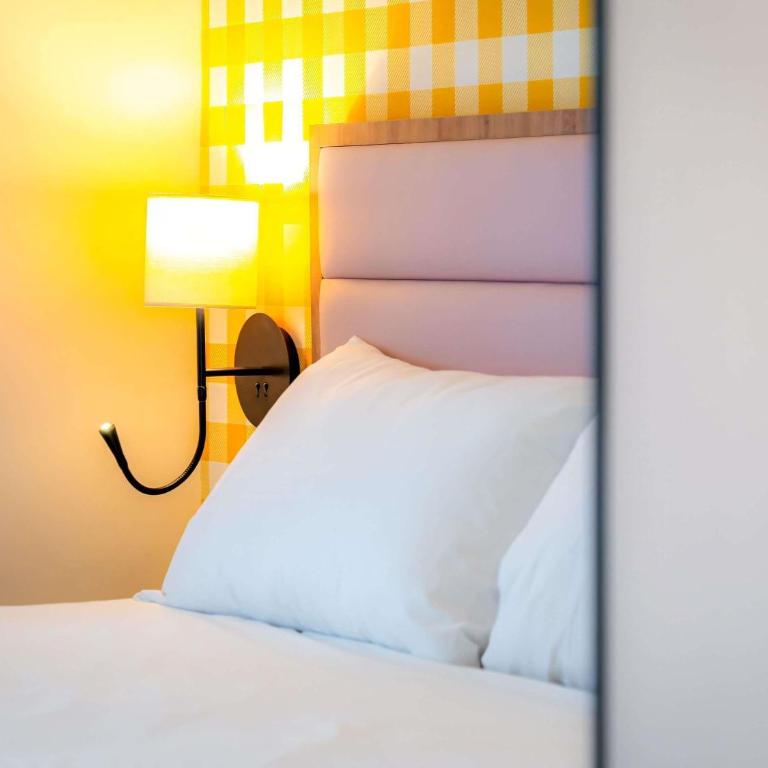 Ibis Styles Nantes Centre Place Graslin - Room with One Double Bed and Sofa - 7