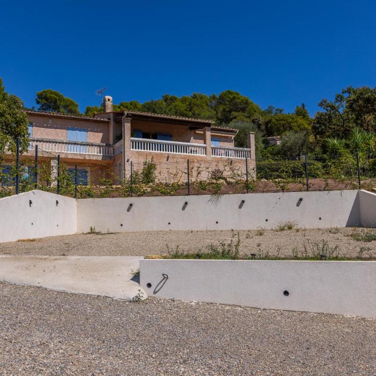 LB Vacation Rentals I Quiet Large 3-Bedroom Apartment with Terrace, Garden & Incredible Mountain View - Appartement - 29