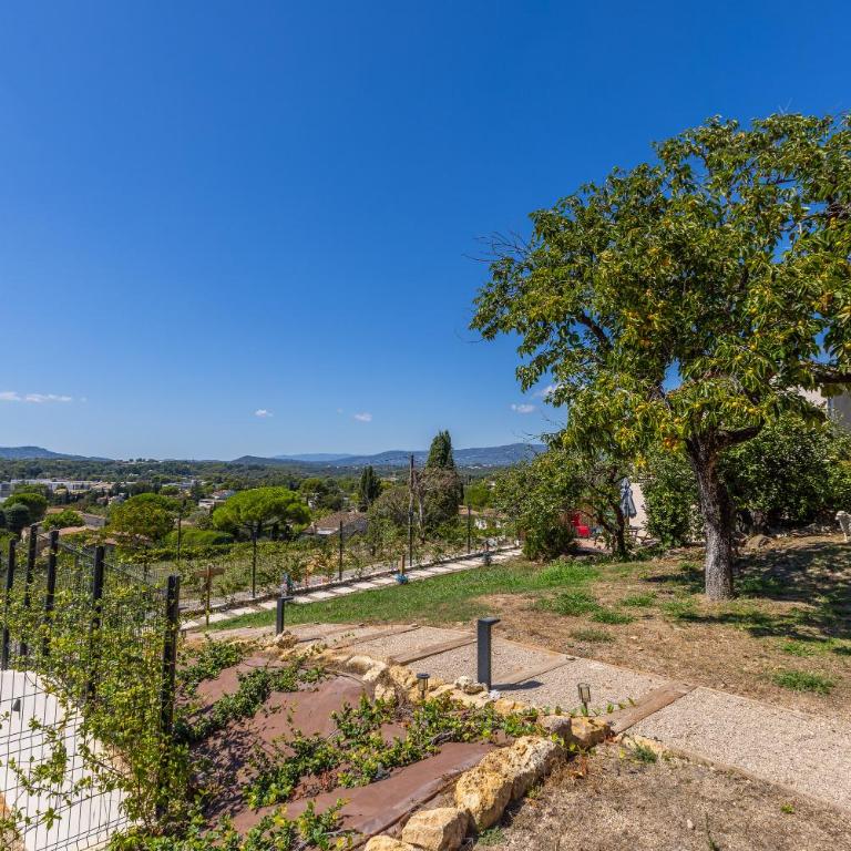 LB Vacation Rentals I Quiet Large 3-Bedroom Apartment with Terrace, Garden & Incredible Mountain View - Appartement - 1