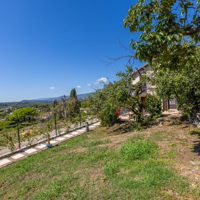 LB Vacation Rentals I Quiet Large 3-Bedroom Apartment with Terrace, Garden & Incredible Mountain View - Appartement - 30