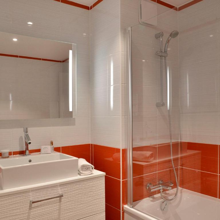 Grand appartement rénové centre station avec balcon - 14p, animaux admis - Five-Bedroom Apartment - 18