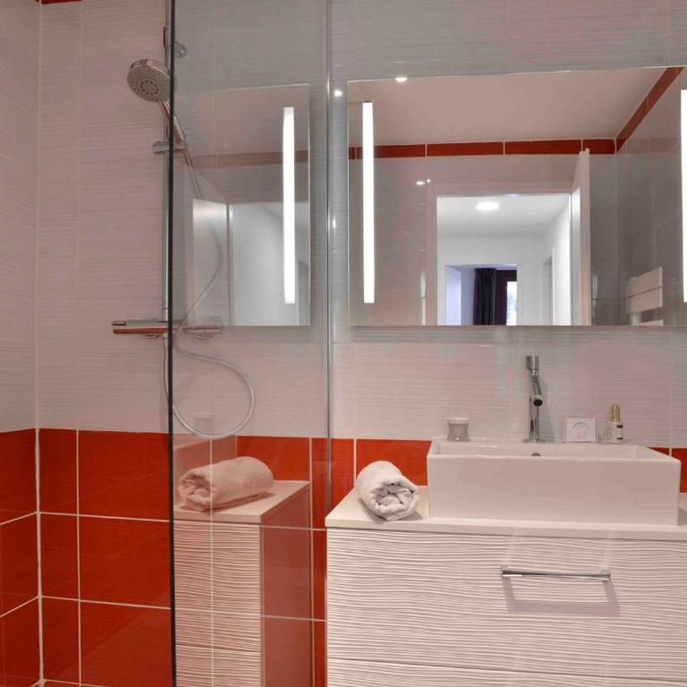 Grand appartement rénové centre station avec balcon - 14p, animaux admis - Five-Bedroom Apartment - 20