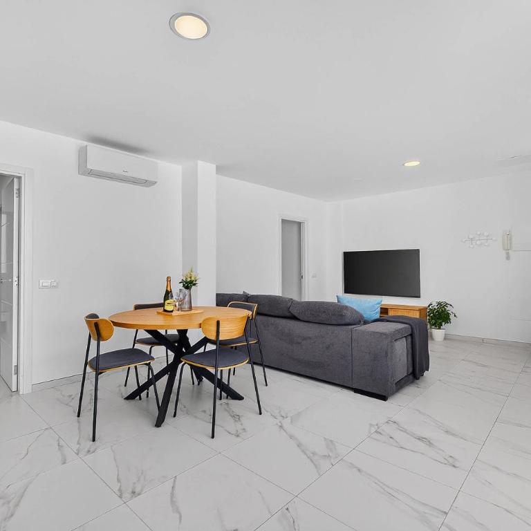 Azahara Playa Suites - Apartment mit 2 Schlafzimmern und Poolblick - 13