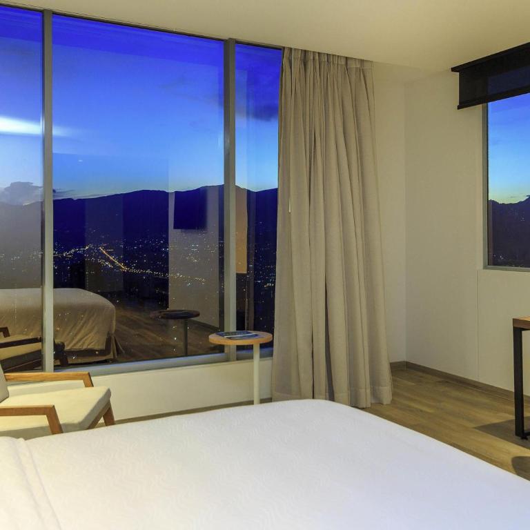 Novotel Medellin El Tesoro - Habitación Deluxe con cama extragrande - 3