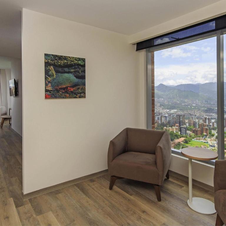 Novotel Medellin El Tesoro - Habitación Deluxe con cama extragrande - 5