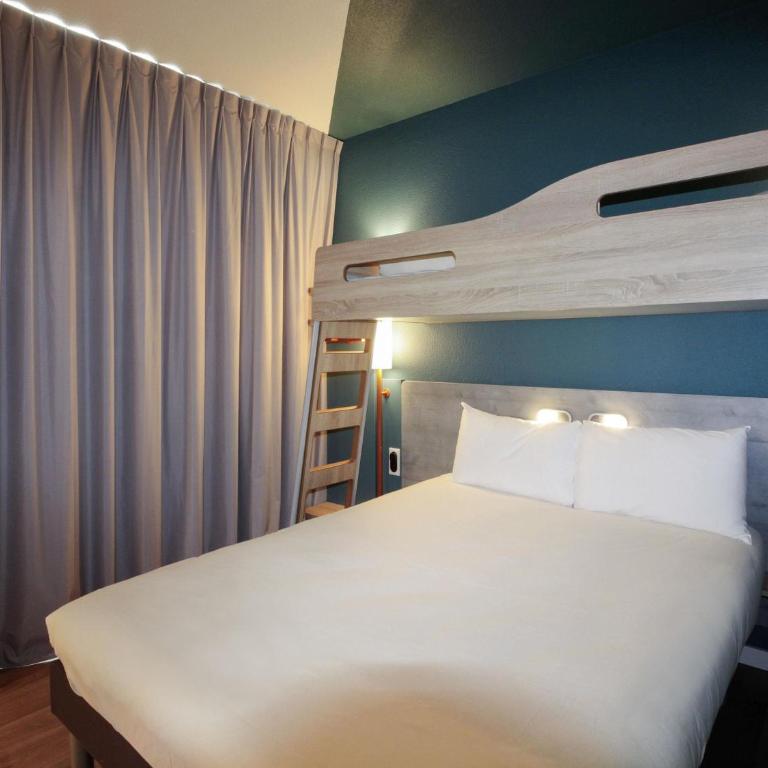 ibis budget Cahors - Chambre Triple avec Lit Double et Lit Superposé - 1