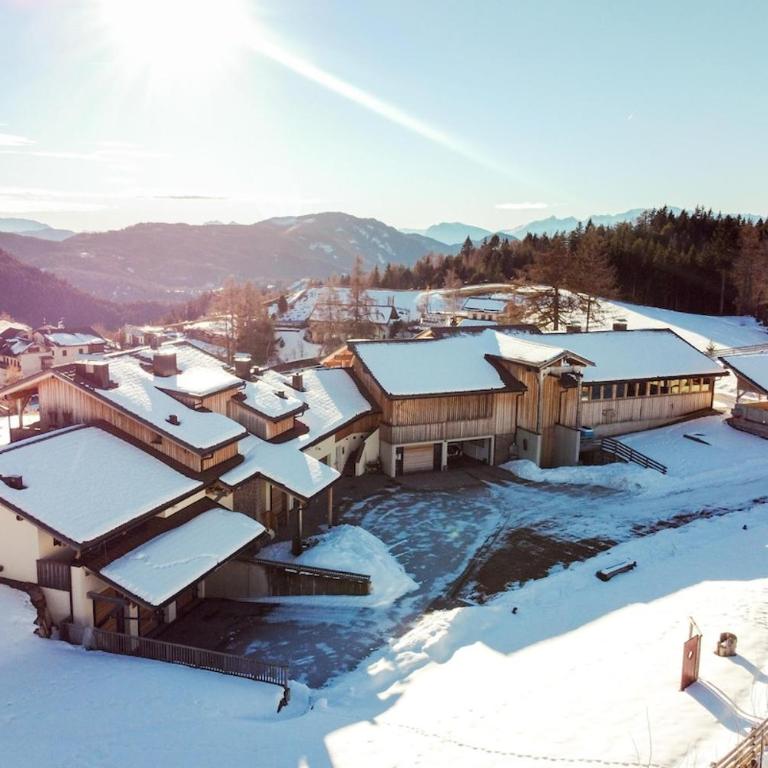 Modern Alpine Lodge Ski Storage & Sunset Terrace - Four-Bedroom Luxury Apartment - 11