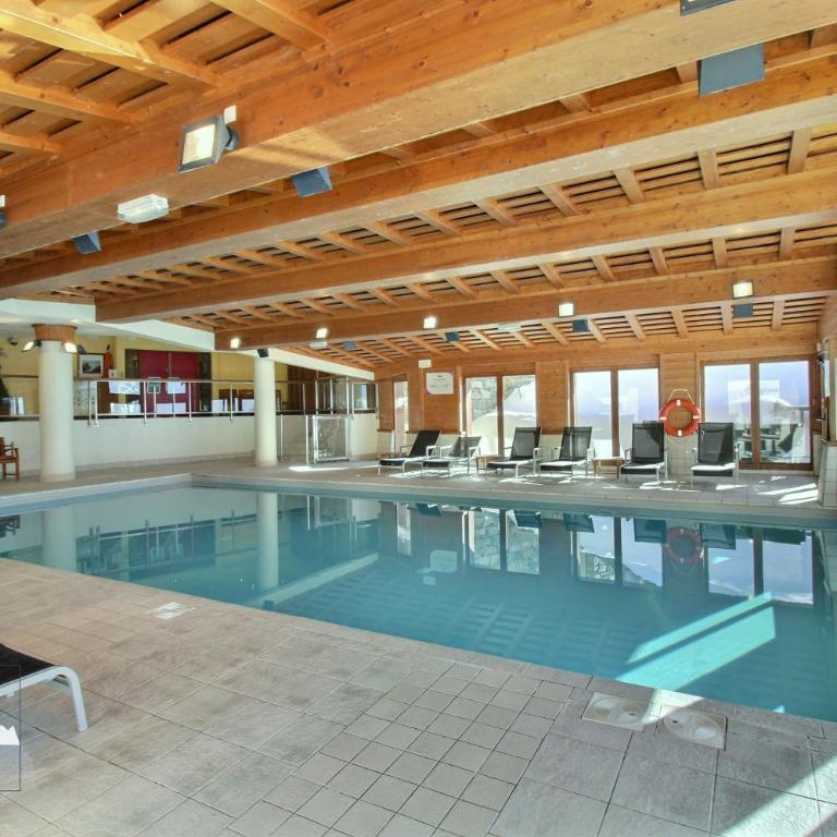 ARC 1950, Appartement 2 chambres, Duplex, Cheminée, 6 pers, Sauna, Hammam, Jacuzzi, Salle de fitness, Piscine intérieure chauffée, Départ et retour skis aux pieds - Appartement 2 Chambres avec Vue sur la Montagne - 16