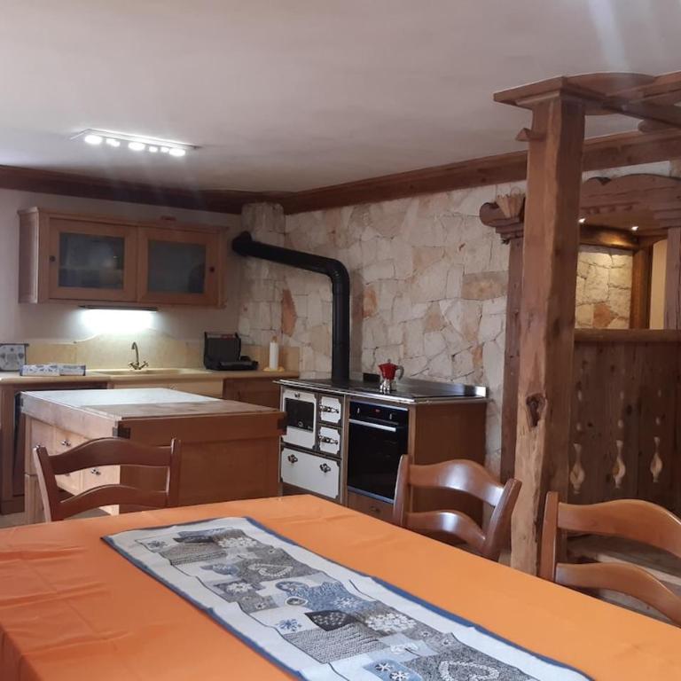 Mountain Escape Apartment Easy Access & Private Parking - Four-Bedroom Apartment - 37