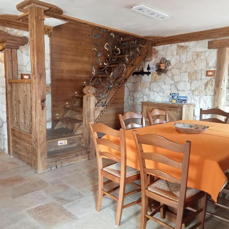 Mountain Escape Apartment Easy Access & Private Parking - Four-Bedroom Apartment - 36