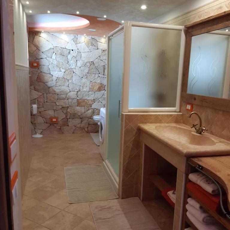 Mountain Escape Apartment Easy Access & Private Parking - Four-Bedroom Apartment - 27