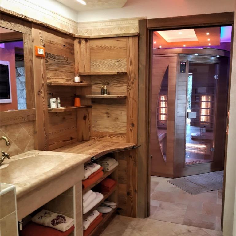Mountain Escape Apartment Easy Access & Private Parking - Four-Bedroom Apartment - 12
