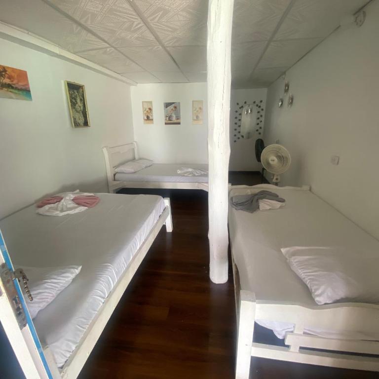 Hotel Los 3 Chamos - Family Room with Private Bathroom - 1