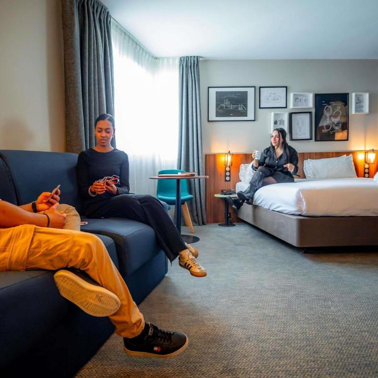Mercure Paris Montparnasse Pasteur - Suite Junior avec 1 Lit King-Size et Canapé-Lit pour 2 Personnes - Vue sur Tour Eiffel - 13