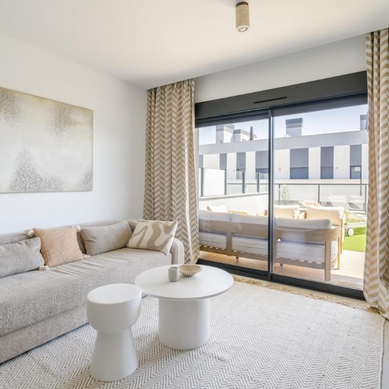 Infinity Pool, 15 Min Airport, Garage, AC - Apartamento de 2 dormitorios con vistas - 15