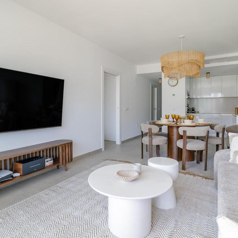 Infinity Pool, 15 Min Airport, Garage, AC - Apartamento de 2 dormitorios con vistas - 12