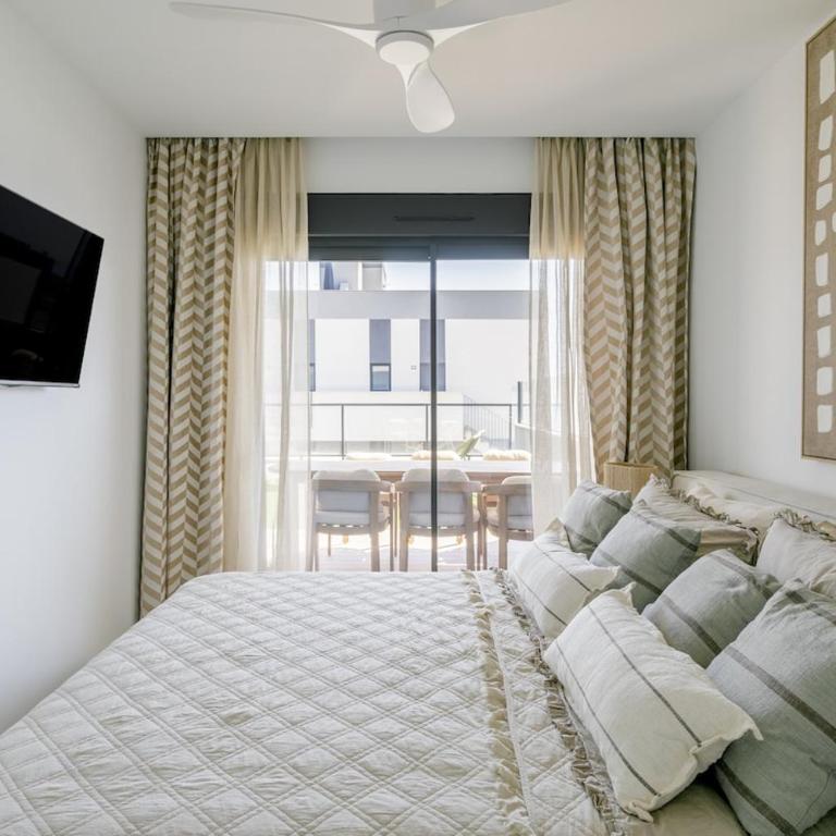 Infinity Pool, 15 Min Airport, Garage, AC - Apartamento de 2 dormitorios con vistas - 17