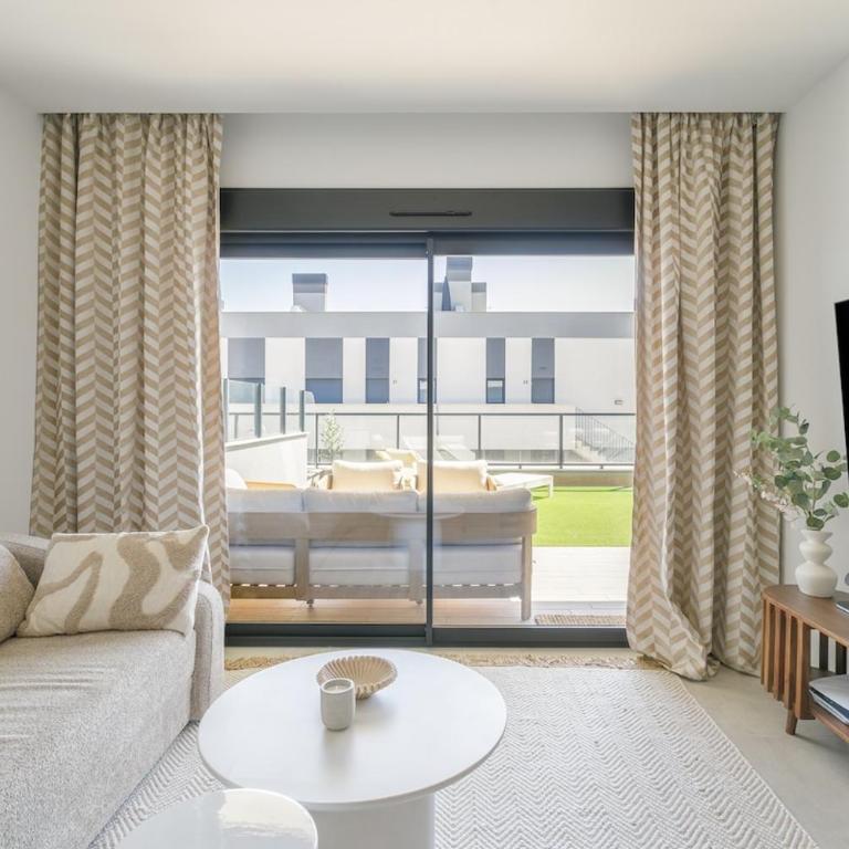 Infinity Pool, 15 Min Airport, Garage, AC - Apartamento de 2 dormitorios con vistas - 21