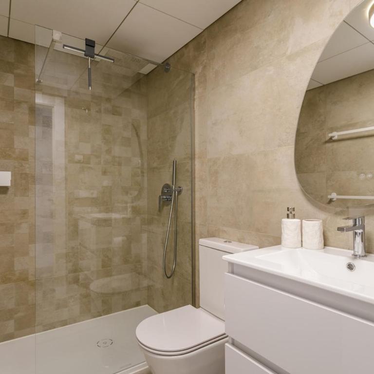 Infinity Pool, 15 Min Airport, Garage, AC - Apartamento de 2 dormitorios con vistas - 23