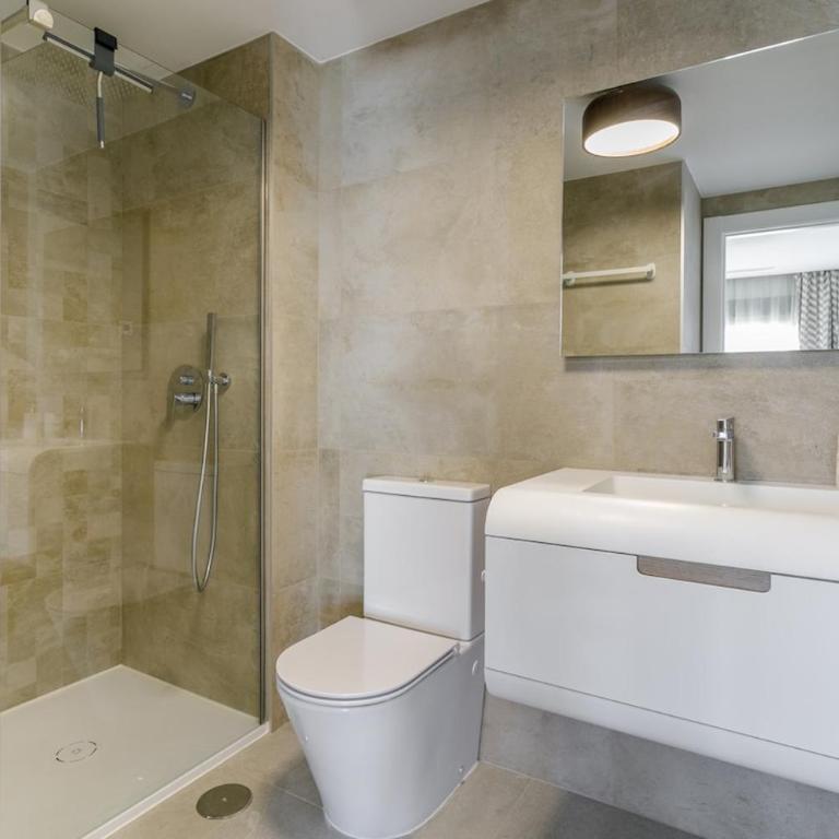 Infinity Pool, 15 Min Airport, Garage, AC - Apartamento de 2 dormitorios con vistas - 24