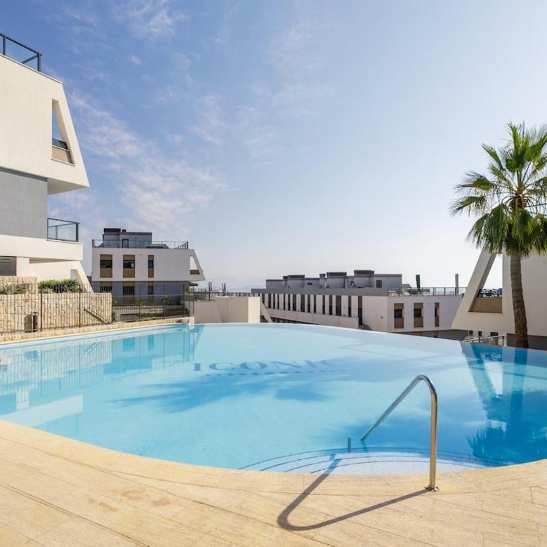 Infinity Pool, 15 Min Airport, Garage, AC - Apartamento de 2 dormitorios con vistas - 25