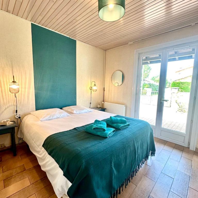 Villa Amandiers - Three-Bedroom Villa - 11