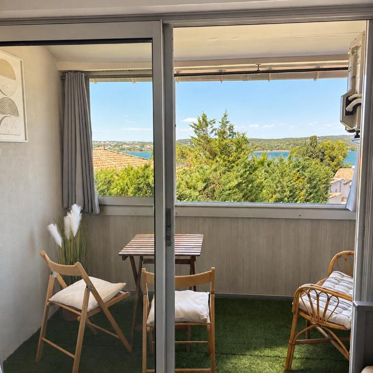 Studio meublé tourisme 2 étoiles, calme, vue étang, climatisé et parking - Appartement 2 Chambres - 8