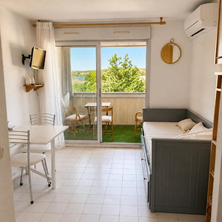 Studio meublé tourisme 2 étoiles, calme, vue étang, climatisé et parking - Appartement 2 Chambres - 1