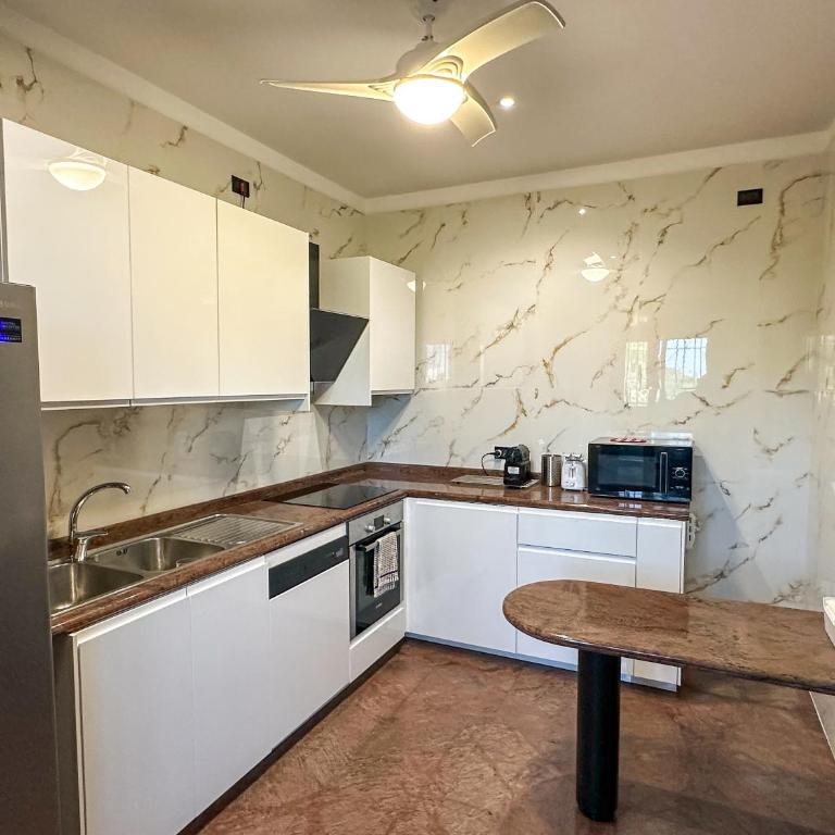 Casa di Chris Art & Character - Three-Bedroom Apartment - 38