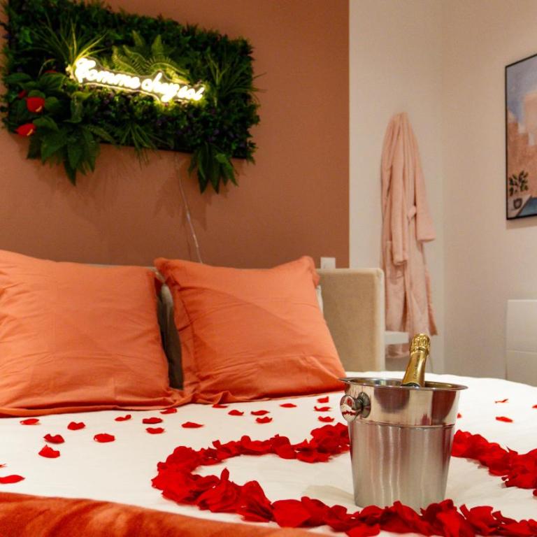 Suite with Jacuzzi, Sauna & Round King Bed Amiens - Appartement 1 Chambre - 2
