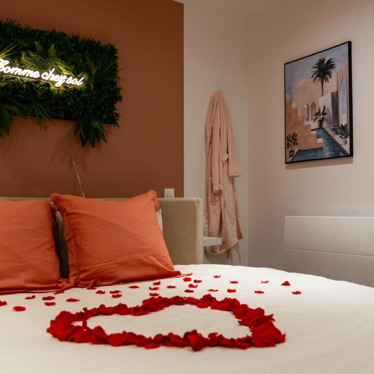 Suite with Jacuzzi, Sauna & Round King Bed Amiens - Appartement 1 Chambre - 7