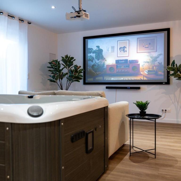 Suite with Jacuzzi, Sauna & Round King Bed Amiens - Appartement 1 Chambre - 14