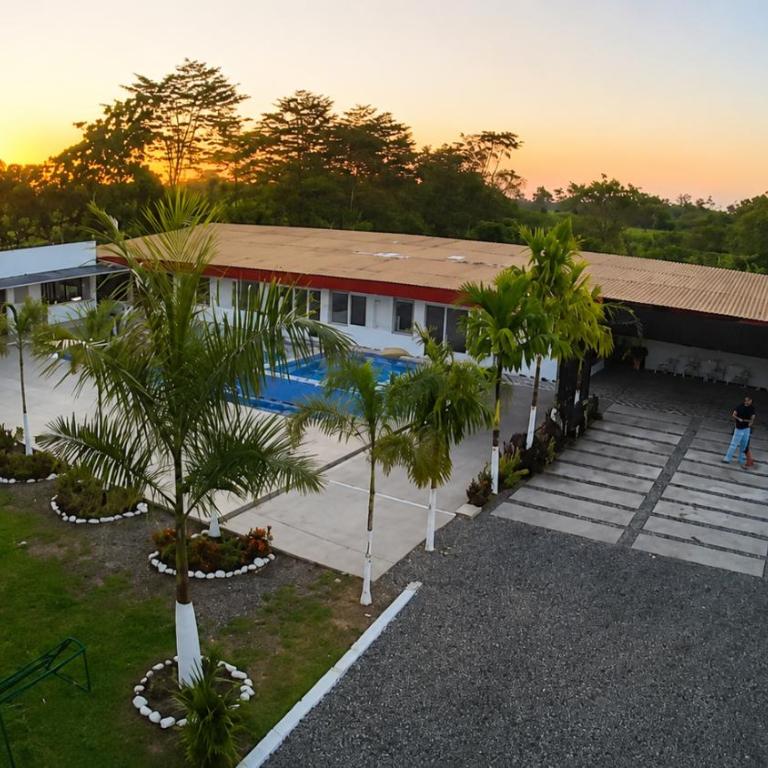 Quinta Chirivi privada cap 20 huesped - Four-Bedroom House - 2