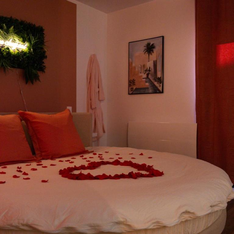 Suite with Jacuzzi, Sauna & Round King Bed Amiens - Appartement 1 Chambre - 16