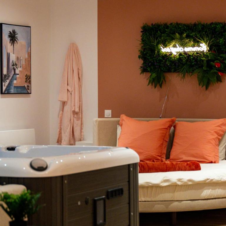 Suite with Jacuzzi, Sauna & Round King Bed Amiens - Appartement 1 Chambre - 19
