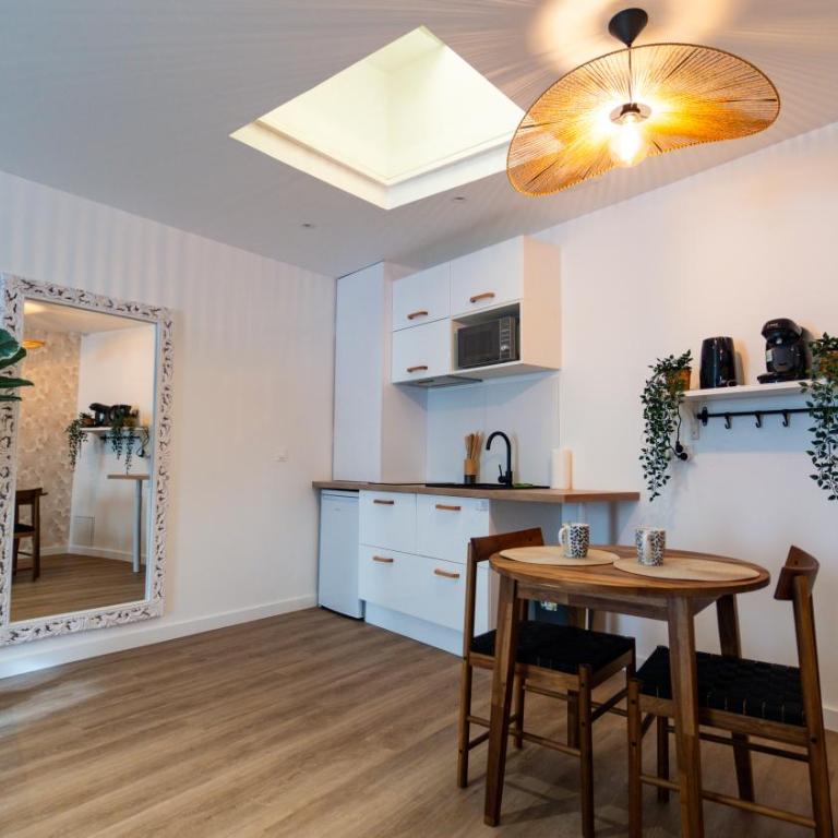 Suite with Jacuzzi, Sauna & Round King Bed Amiens - Appartement 1 Chambre - 21