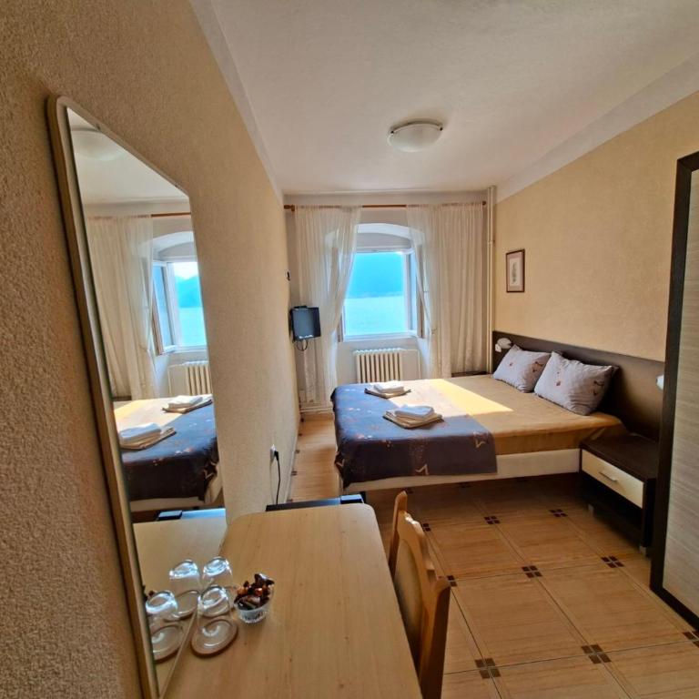 Garni hotel Pana-Eustahije 253 - Deluks Dvokrevetna Soba sa Bračnim Krevetom i Pogledom na More - 2