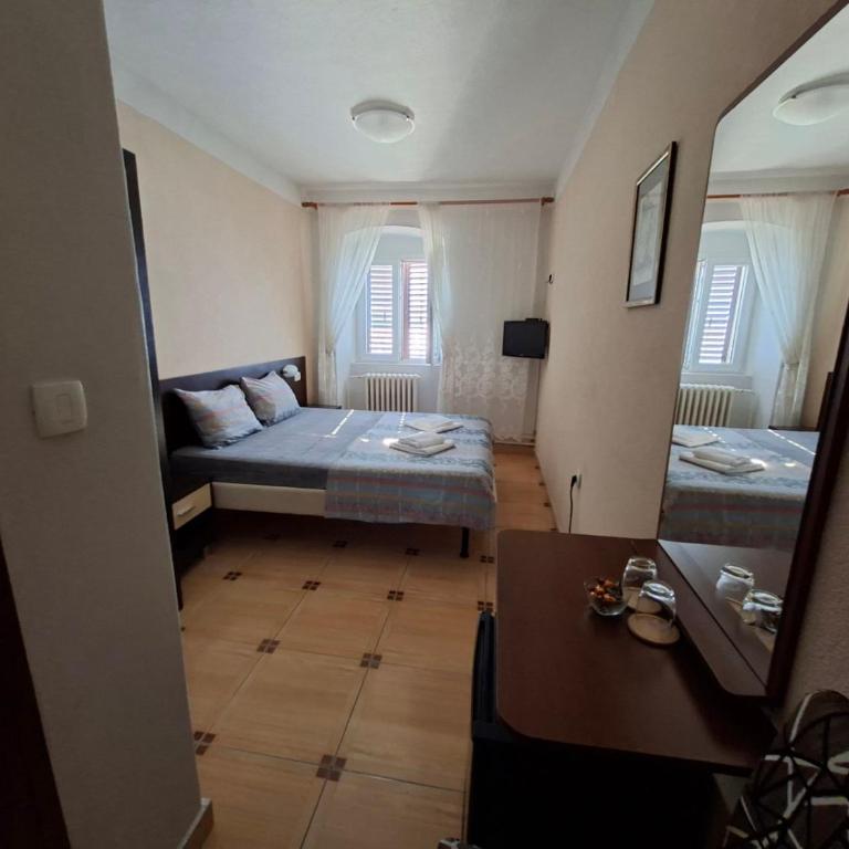 Garni hotel Pana-Eustahije 253 - Deluks Dvokrevetna Soba sa Bračnim Krevetom i Bočnim Pogledom na More - 7