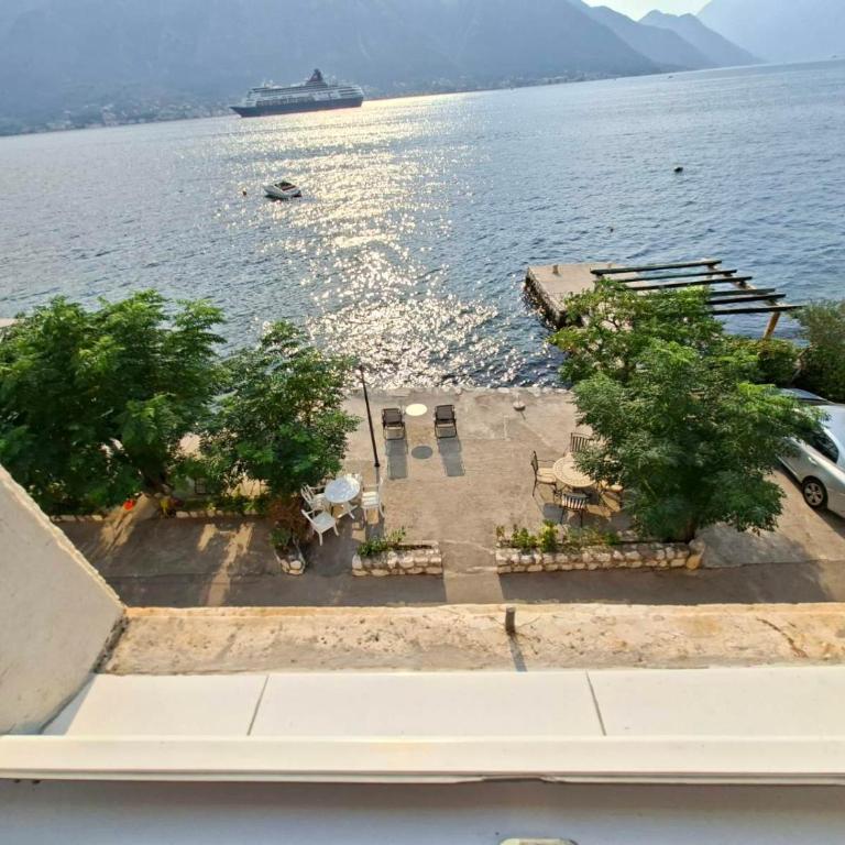 Garni hotel Pana-Eustahije 253 - Deluks Dvokrevetna Soba sa Bračnim Krevetom i Bočnim Pogledom na More - 9