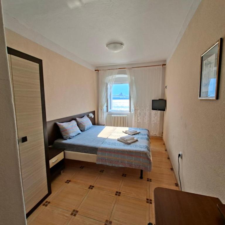 Garni hotel Pana-Eustahije 253 - Deluks Dvokrevetna Soba sa Bračnim Krevetom i Bočnim Pogledom na More - 5