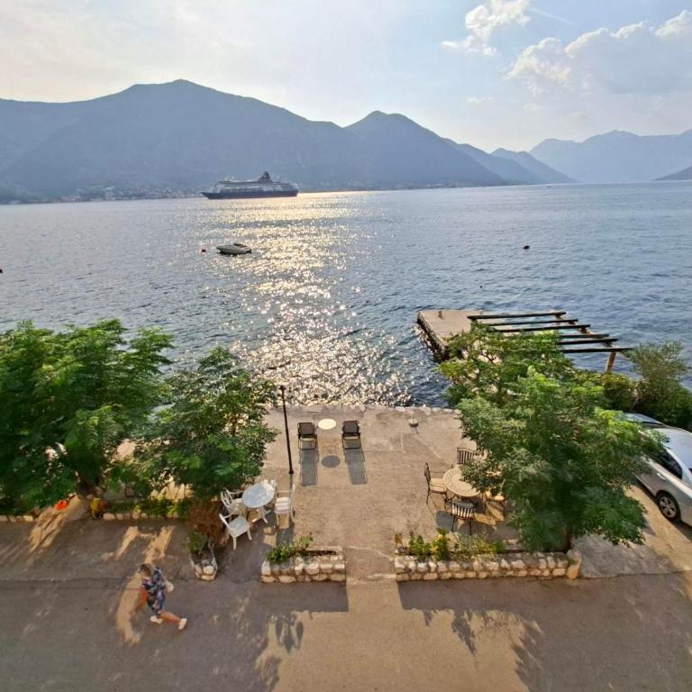 Garni hotel Pana-Eustahije 253 - Deluks Dvokrevetna Soba sa Bračnim Krevetom i Bočnim Pogledom na More - 11