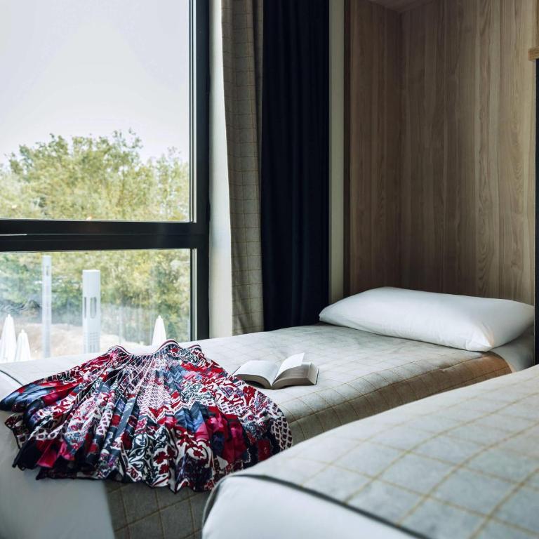 ibis Styles La Rochelle Centre Gare - Chambre Standard avec 1 Lit Double et 2 Lits Simples - 1