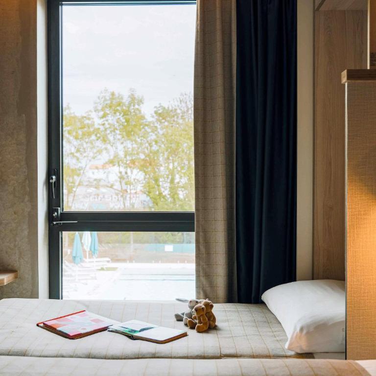 ibis Styles La Rochelle Centre Gare - Chambre Standard avec 1 Lit Double et 2 Lits Simples - 3