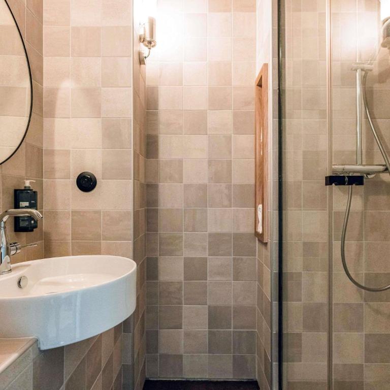 ibis Styles La Rochelle Centre Gare - Chambre Standard avec 1 Lit Double et 2 Lits Simples - 4