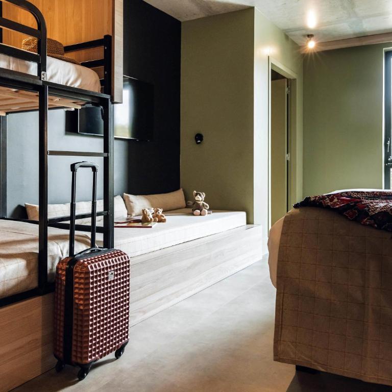 ibis Styles La Rochelle Centre Gare - Chambre Standard avec Lit Double et 3 Lits Simples - 2